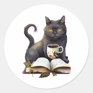 zwarte kat drink koffie en leesboek ronde sticker