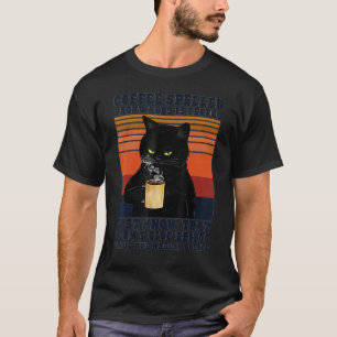Zwarte Kat Drinkt Koffie Omgekeerd Geschreven Is E T-shirt
