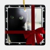 Zwarte Kat Eerste Kerstmis Foto Lijst Rood Bow Keramisch Ornament (Voorkant)