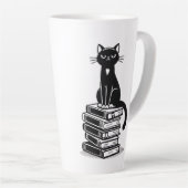 Zwarte kat en boeken – minimalistisch design latte mok (Rechterhoek)