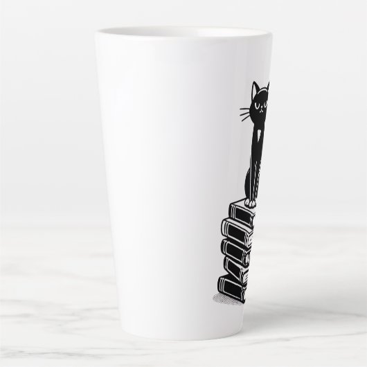Zwarte kat en boeken – minimalistisch design latte mok (Voorkant)