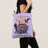 Zwarte kat en heks ketel Paarse Halloween Tote Bag (Dichtbij)
