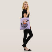 Zwarte kat en heks ketel Paarse Halloween Tote Bag (Op model)