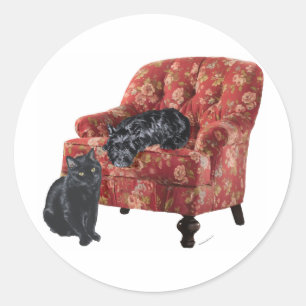 Zwarte kat en Schotse terriër in een rode stoel Ronde Sticker