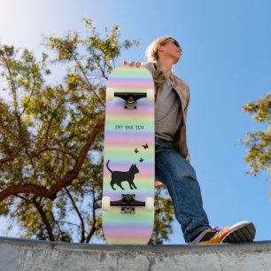Zwarte kat en vlinder op regenboog persoonlijk skateboard