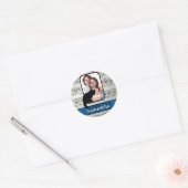 Zwarte kat en vlinders ronde sticker (Envelop)