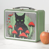 Zwarte kat en wilde rode bospaddenstoelen (In situ)