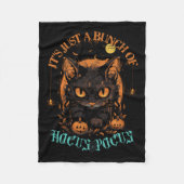  zwarte kat... het is maar een pak H Fleece Deken (Voorkant)
