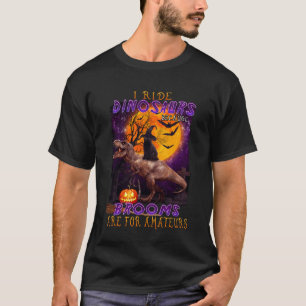 Zwarte Kat Ik Ride Dinosauriërs Bezemstelen zijn v T-shirt