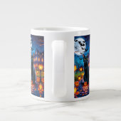 Zwarte kat in betoverd Halloween-landschap Grote Koffiekop (Achterkant)