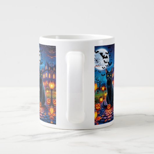 Zwarte kat in betoverd Halloween-landschap Grote Koffiekop (Achterkant)