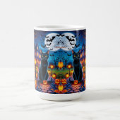 Zwarte kat in betoverd Halloween-landschap Koffiemok (Center)