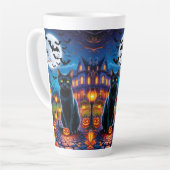 Zwarte kat in betoverd Halloween-landschap Latte Mok (Linkerhoek)