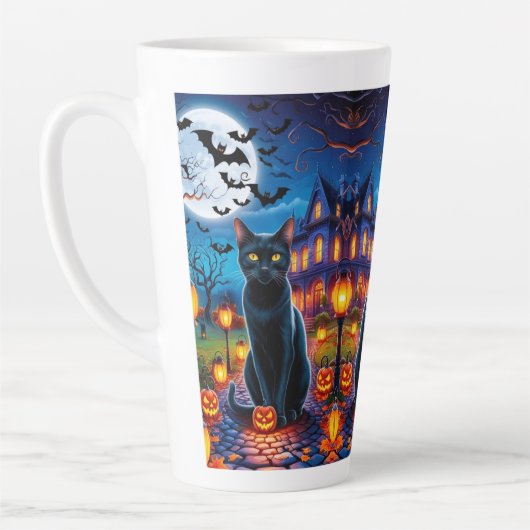 Zwarte kat in betoverd Halloween-landschap Latte Mok (Links)