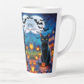 Zwarte kat in betoverd Halloween-landschap Latte Mok (Rechts)