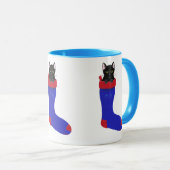 Zwarte kat in blauw kerststooking Mok (Voorkant rechts)
