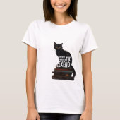 Zwarte kat in boeken "Skip to the Weekend" T-shirt (Voorkant)