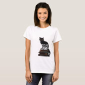 Zwarte kat in boeken "Skip to the Weekend" T-shirt (Voorkant volledig)