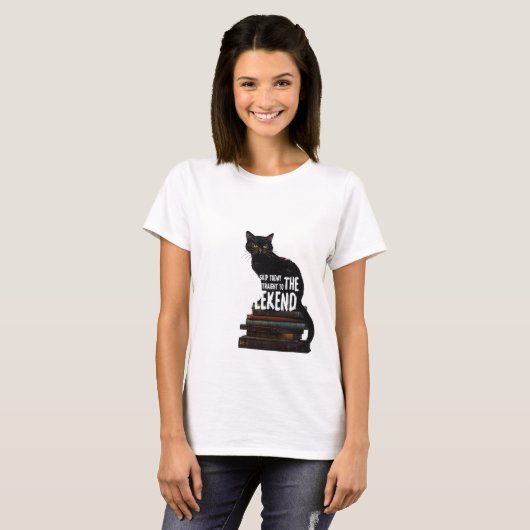 Zwarte kat in boeken "Skip to the Weekend" T-shirt (Voorkant volledig)