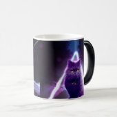 Zwarte kat in de blauwe neonhipsterdriehoek magische mok (Voorkant rechts)