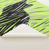 Zwarte kat in de Crazy Grass Sherpa Deken (3/4)