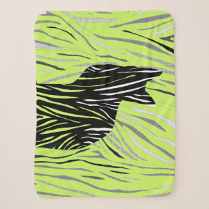 Zwarte kat in de Crazy Grass Sherpa Deken