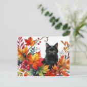 Zwarte kat in de herfst kleurrijke bladeren Briefk Briefkaart (Staand voorkant)