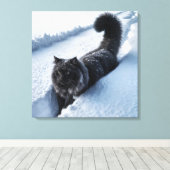 Zwarte kat in diepe sneeuw canvas afdruk (Insitu (Houten vloer))