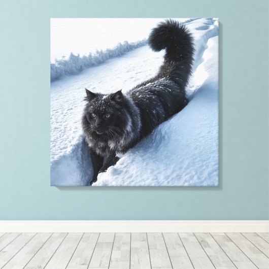 Zwarte kat in diepe sneeuw canvas afdruk (Insitu (Houten vloer))