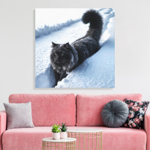 Zwarte kat in diepe sneeuw canvas afdruk