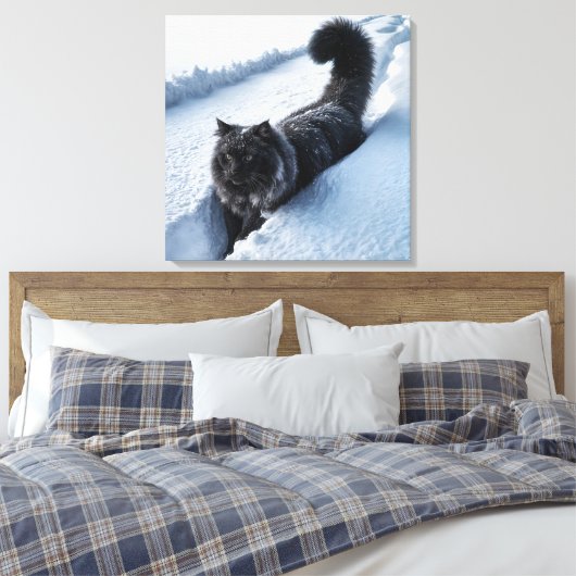 Zwarte kat in diepe sneeuw canvas afdruk (Insitu (Slaapkamer))