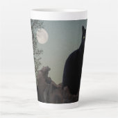 Zwarte kat in een boom voor een volle maan latte mok (Voorkant)