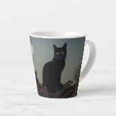 Zwarte kat in een boom voor een volle maan latte mok (Rechterhoek)
