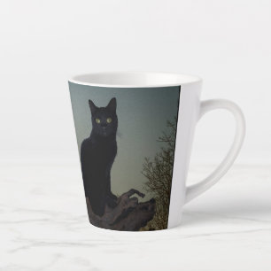 Zwarte kat in een boom voor een volle maan latte mok