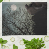 Zwarte kat in een boom voor een volle maan theedoek (Gevouwen)