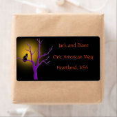 Zwarte kat in een boomlabel etiket (Insitu)