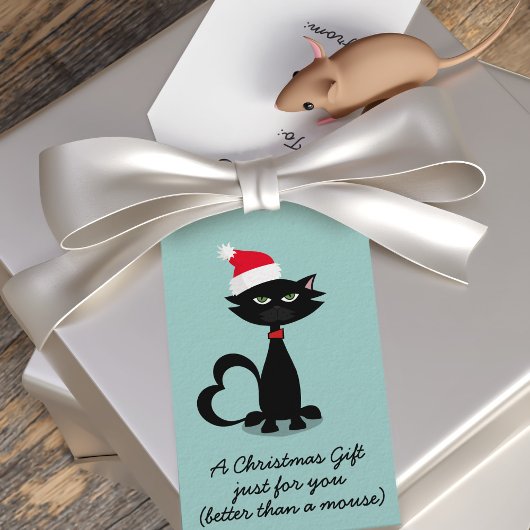 Zwarte kat in een kerstcadeautje met kerstcadeaus cadeaulabel