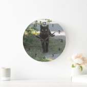 Zwarte kat in een tuin grote klok (Huis)