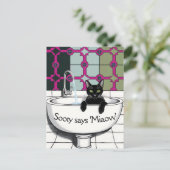 Zwarte kat in een wastafel, wasruimte, waspoten briefkaart (Staand voorkant)