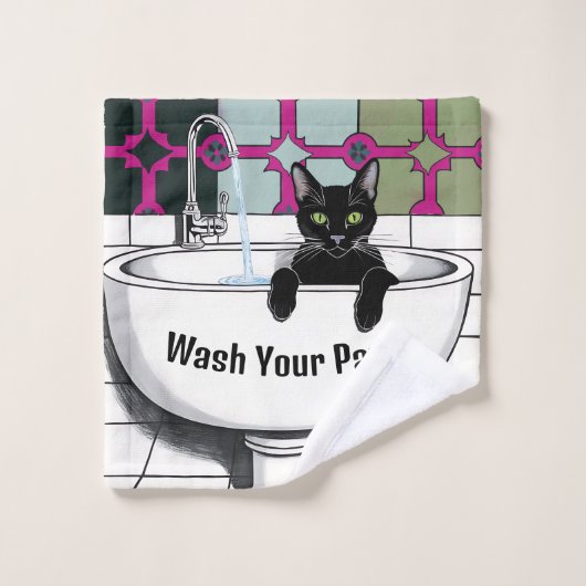 Zwarte kat in een wastafel, wasruimte, waspoten washandje (Wasdoekje)