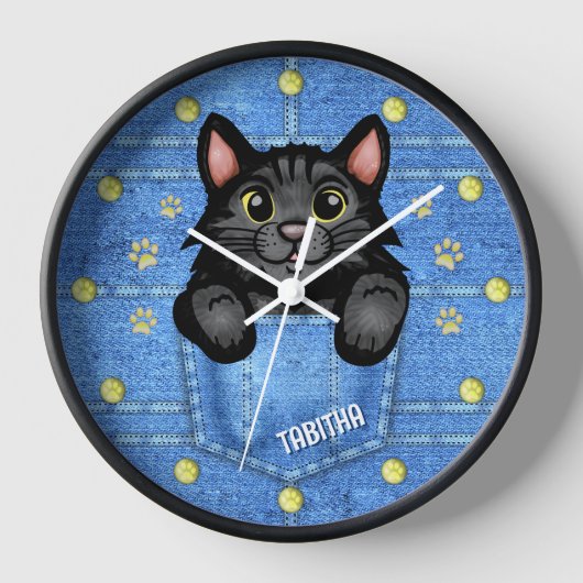 Zwarte kat in Faux Denim Pocket met aangepaste naa (Voorkant)