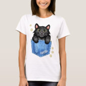 Zwarte kat in Faux Denim Pocket met aangepaste naa T-shirt (Voorkant)