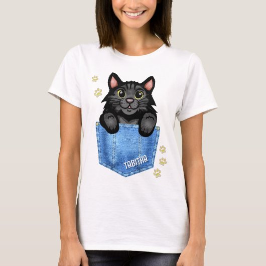 Zwarte kat in Faux Denim Pocket met aangepaste naa T-shirt (Voorkant)