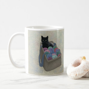 Zwarte kat in garen koffiemok