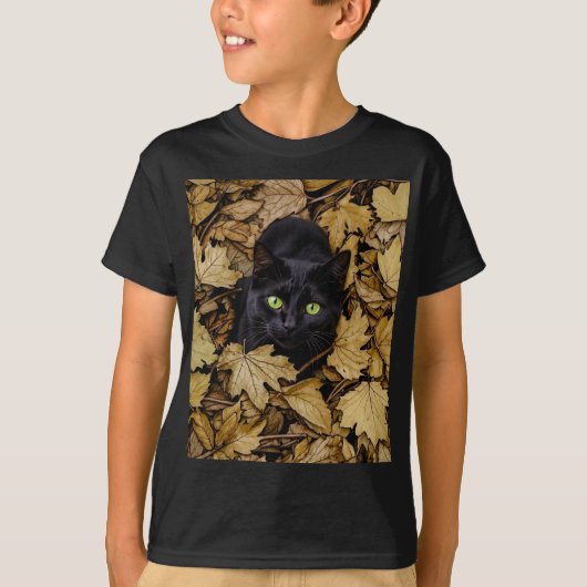 Zwarte kat in herfstbladeren t-shirt (Voorkant)