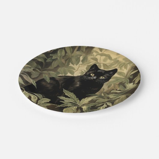 Zwarte kat in het weelderige bos papieren bordje (Gekanteld)