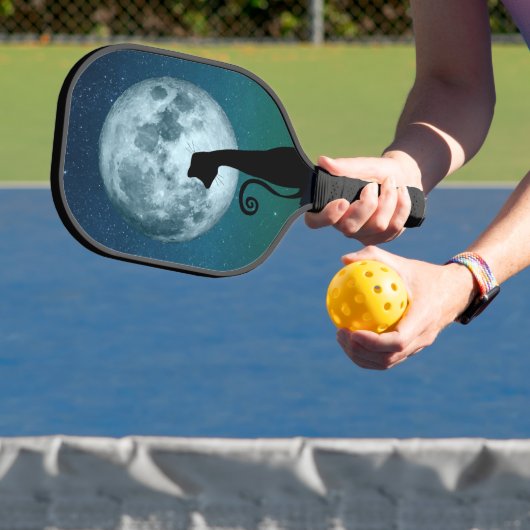 Zwarte kat in Moonlight Pickleball Paddle (Insitu)