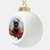 Zwarte kat in slee laat het sneeuwen Kerstmis Keramische Bal Ornament (Rechts)