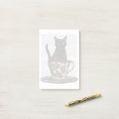 Zwarte kat in Teacup Post-it® Notes (Op bureau)