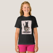 Zwarte kat in Teacup T-shirt (Voorkant volledig)